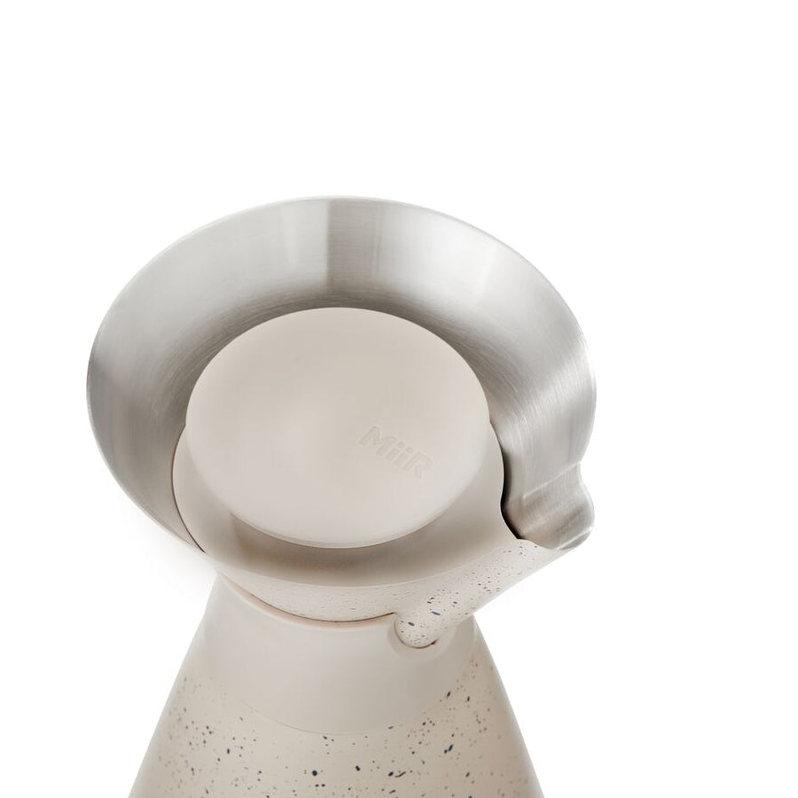 new-standard-carafe-g5 WebPDP-33oz_New_Standard_Carafe_Desert_Tan_Speckle_Studio__CAR1SVOS224_45_Lid_On.jpg